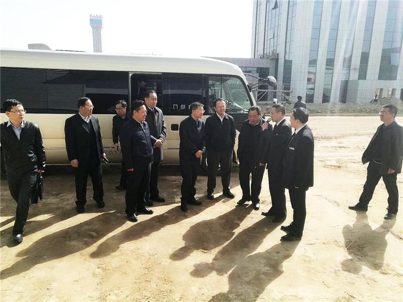 蘭州市委副書記、市長張偉文一行蒞臨新區(qū)“亞太伊士頓電梯”、“亞太澳泊智能車庫”、“亞太新能源汽車”