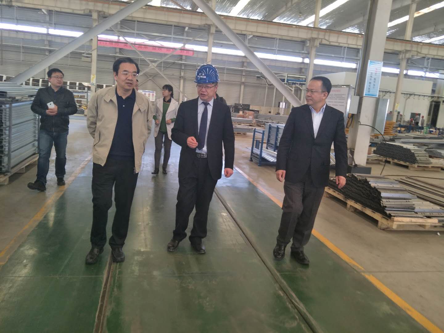 財(cái)政部駐甘專員辦事處黨組書(shū)記楊瑞金，蘭州市副市長(zhǎng)牛向東一行參觀考察蘭州新區(qū)亞太伊士頓電梯廠